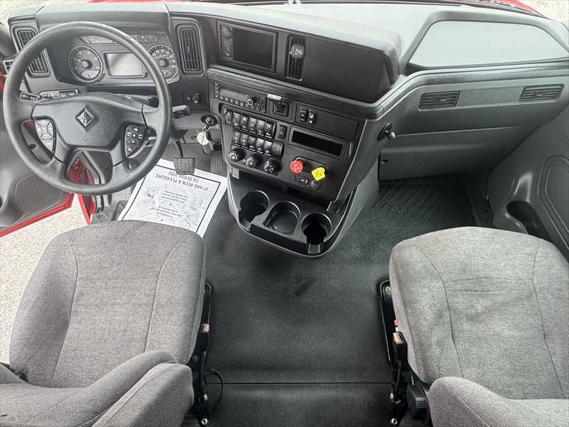 2021 International LT - image 15