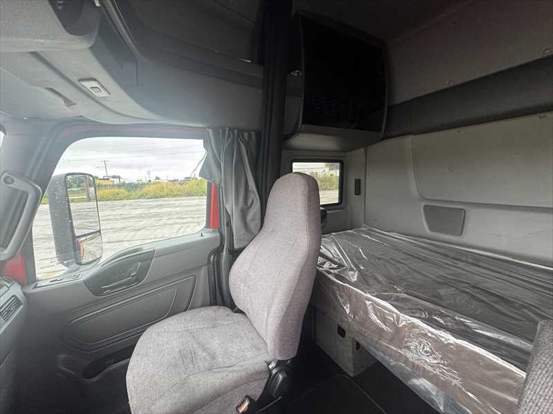 2021 International LT - image 17