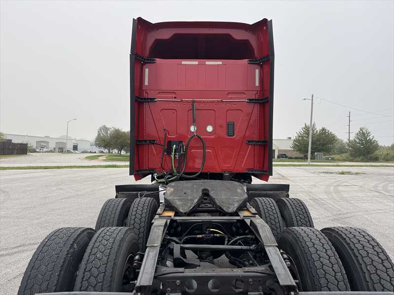 2021 International LT - image 4