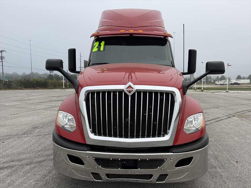 2021 International LT - image 7
