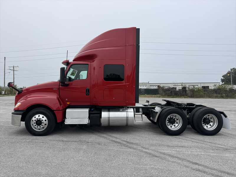 2021 International LT - image 2