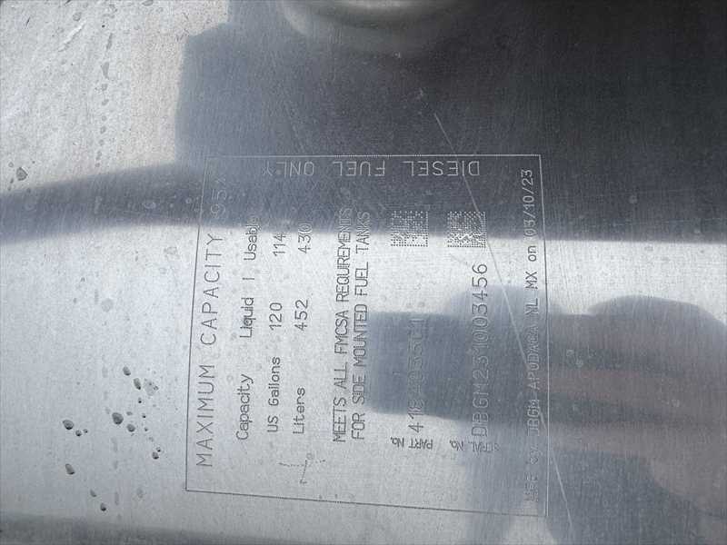 2021 International LT - image 11