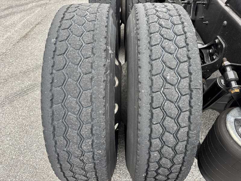 2021 International LT - image 3