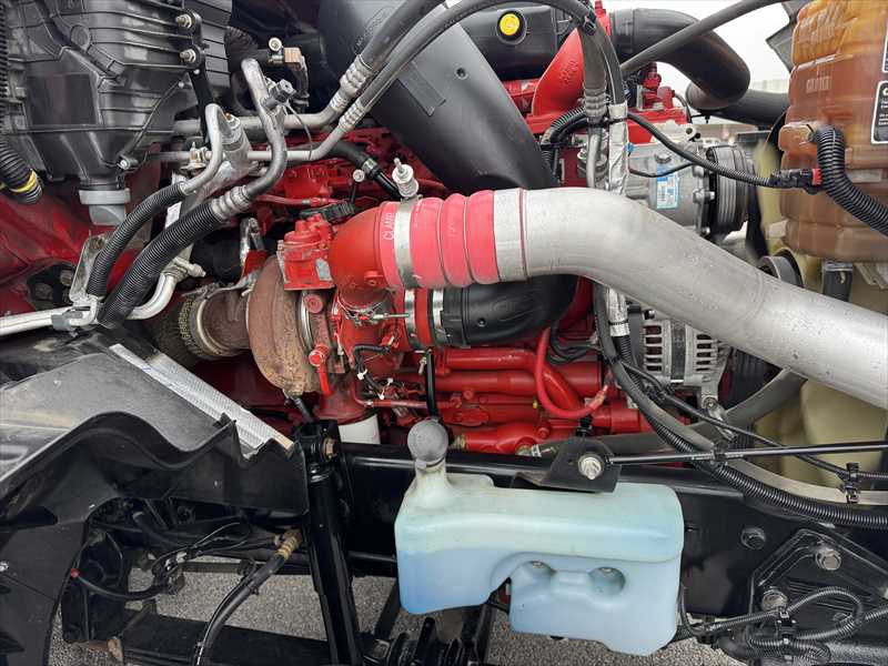 2021 International LT - image 9