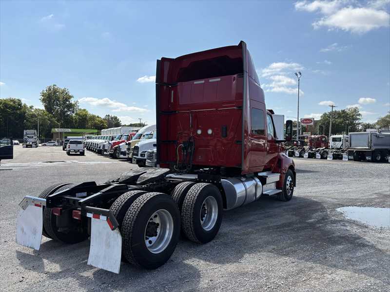2021 International LT - image 4
