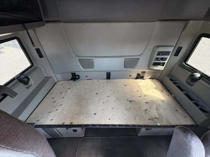 2021 International LT - image 14