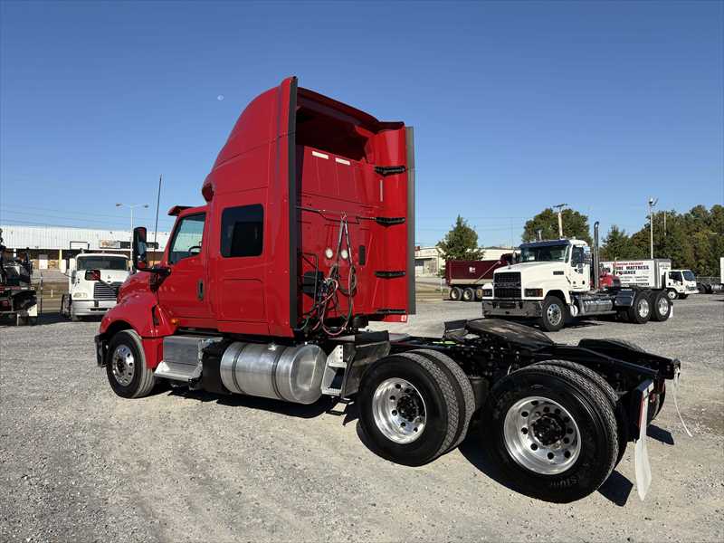 2021 International LT - image 3