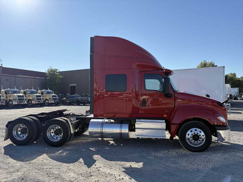 2021 International LT - image 6