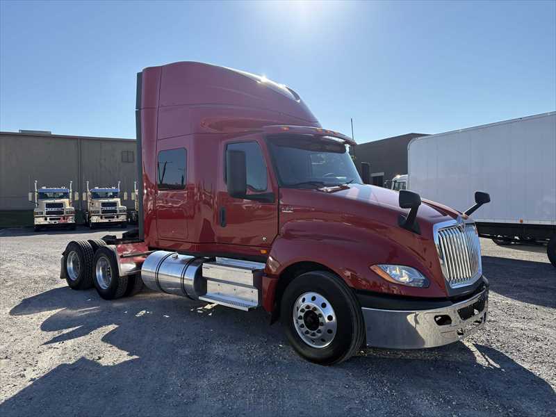 2021 International LT - image 7