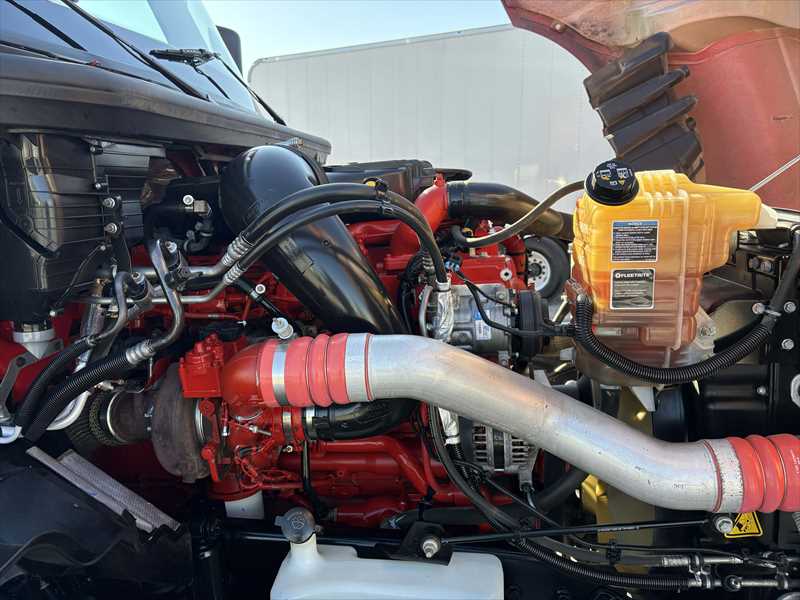 2021 International LT - image 11