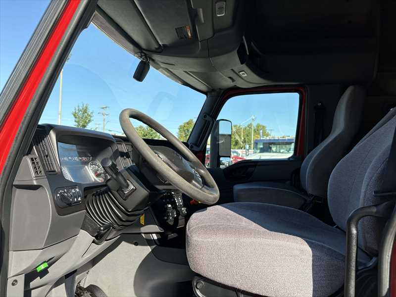 2021 International LT - image 12