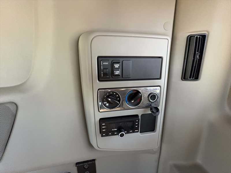 2021 International LT - image 17