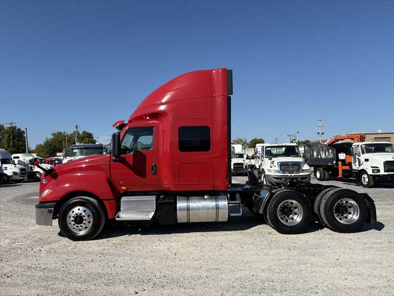 2021 International LT - image 2