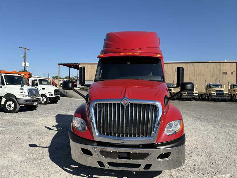 2021 International LT - image 8