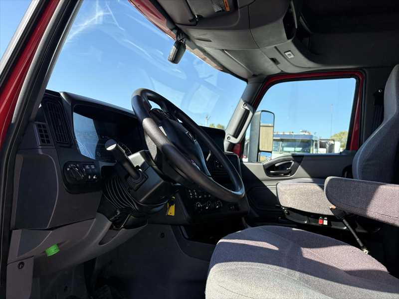 2021 International LT - image 12