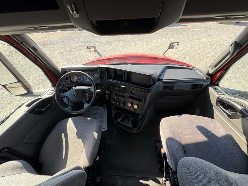 2021 International LT - image 15