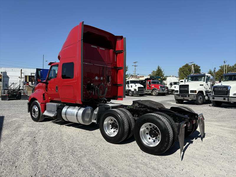 2021 International LT - image 3