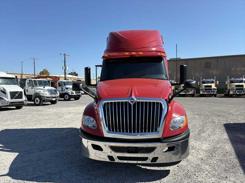 2021 International LT - image 8