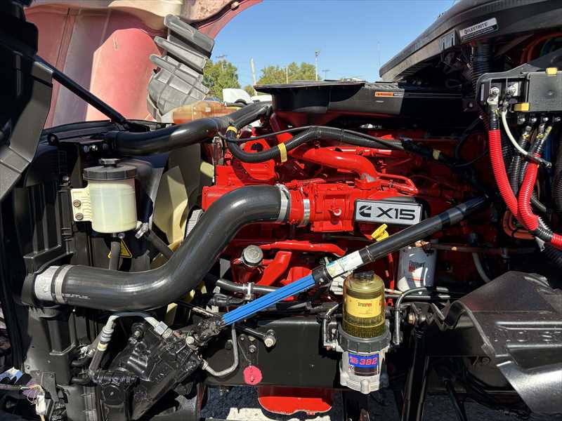 2021 International LT - image 10