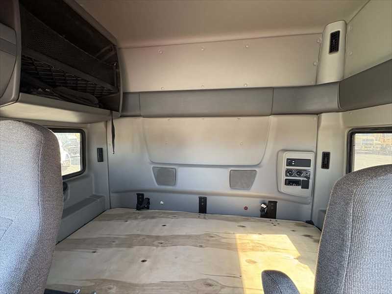 2021 International LT - image 15