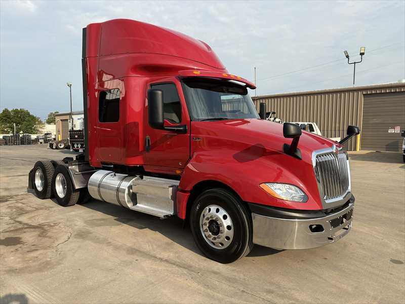 2021 International LT - image 6