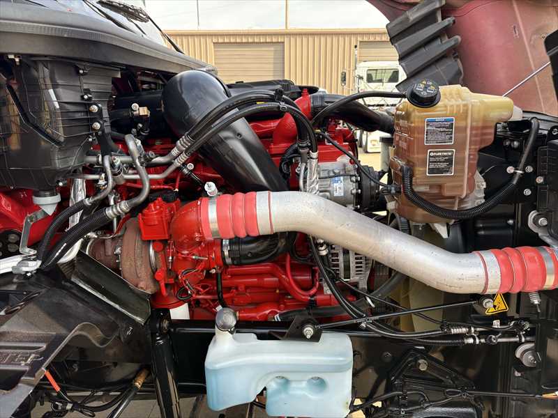 2021 International LT - image 8