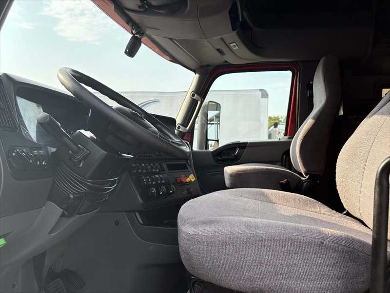 2021 International LT - image 9