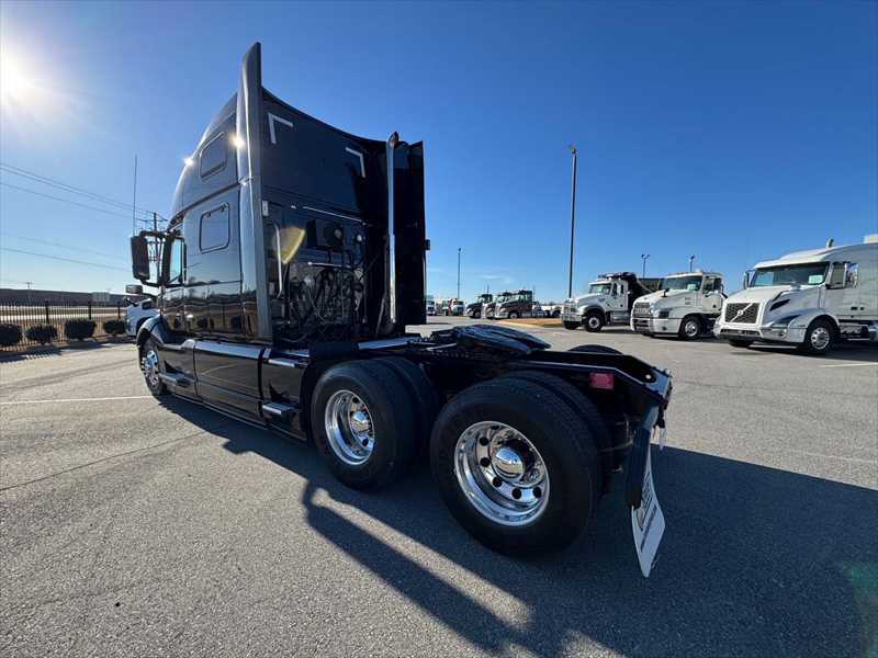 2023 Volvo  VNL64T860