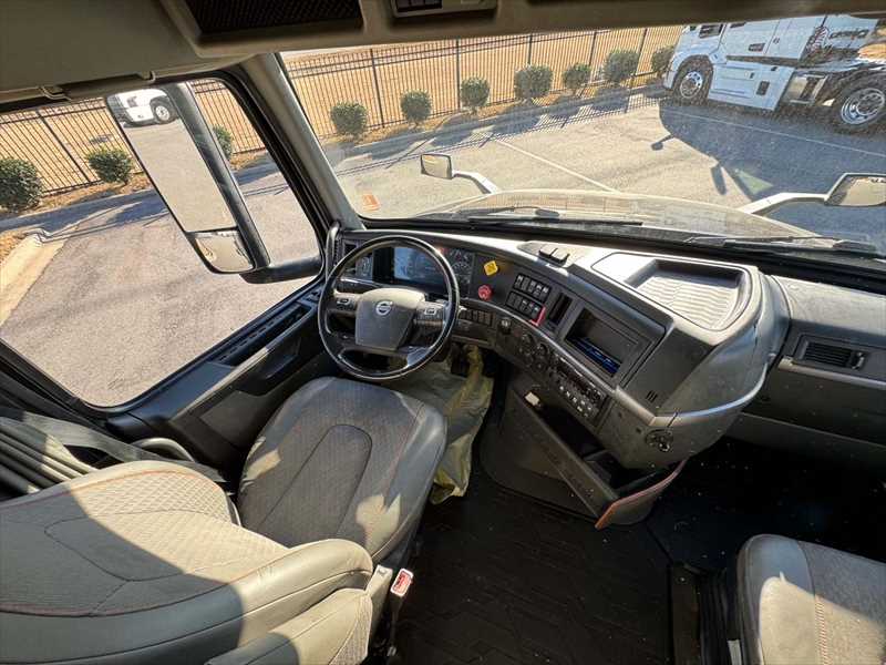 2023 Volvo  VNL64T860