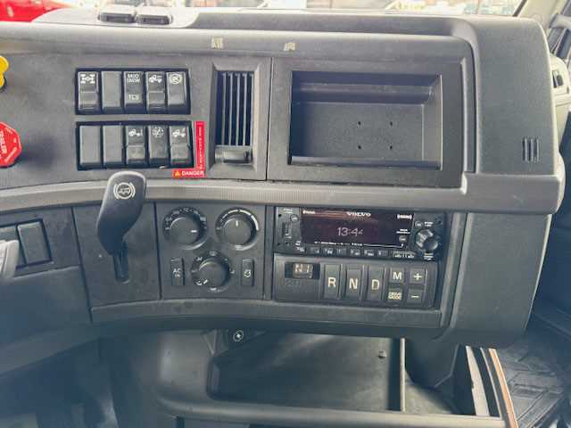 2022 Volvo  VNL64T860