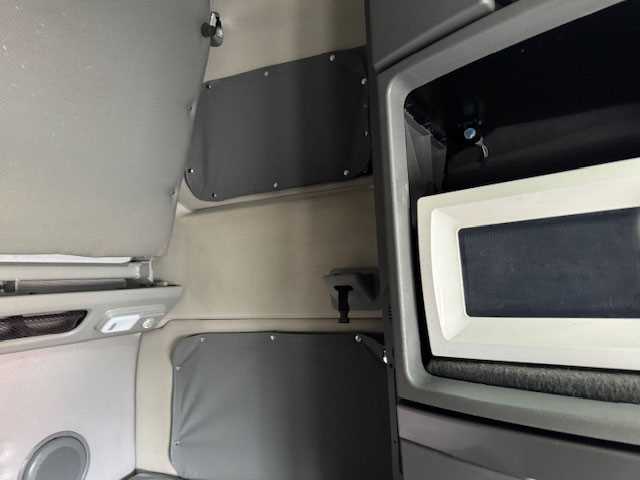 2022 Volvo  VNL64T860