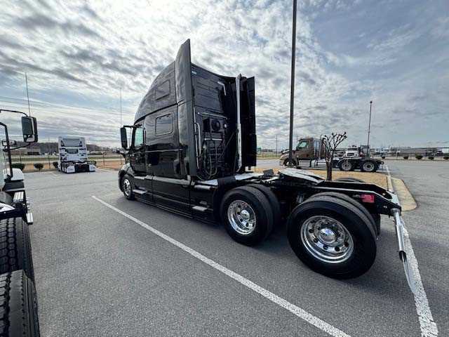 2023 Volvo  VNL64T860