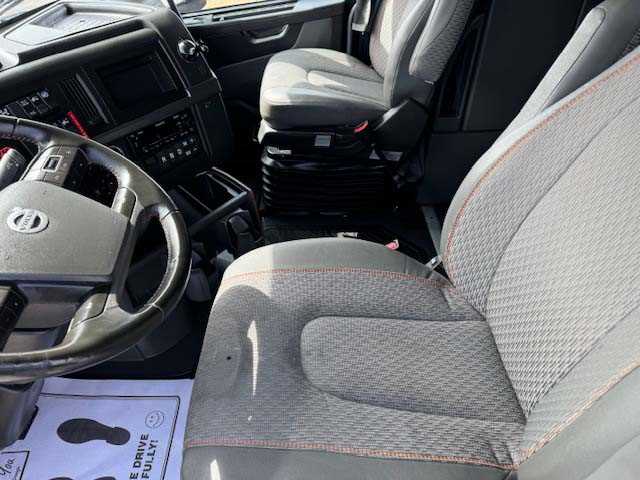 2023 Volvo  VNL64T860