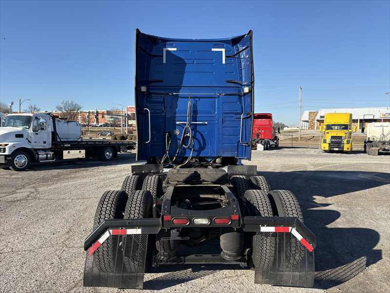 2021 Volvo VNL 760 - image 4