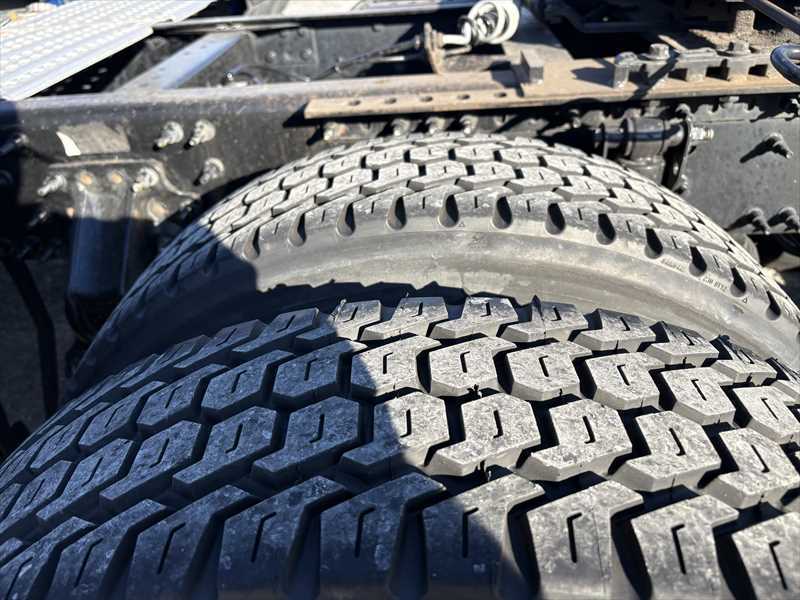 2021 Volvo VNL 760 - image 11