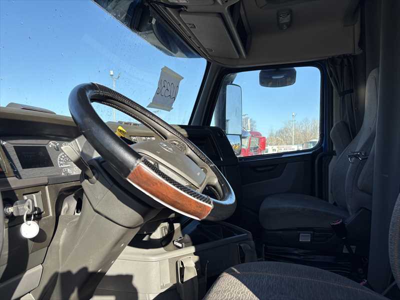 2021 Volvo VNL 760 - image 18
