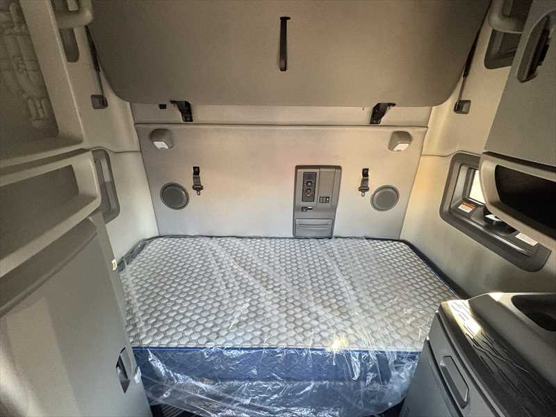 2021 Volvo VNL 760 - image 26