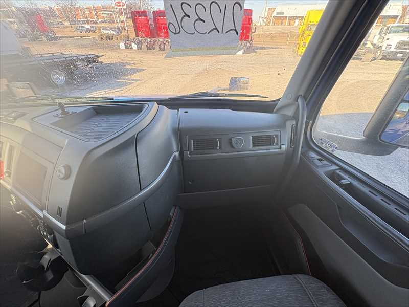 2021 Volvo VNL 760 - image 23