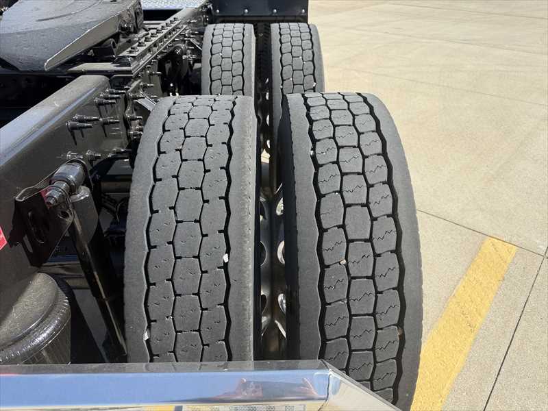 2024 Volvo - image 4