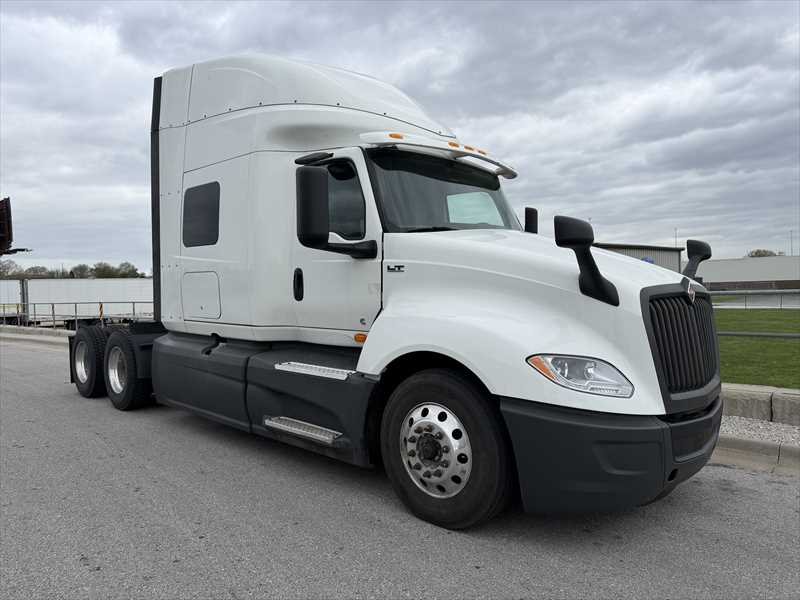 2021 International LT - image 2