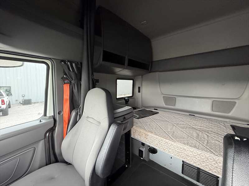 2021 International LT - image 6