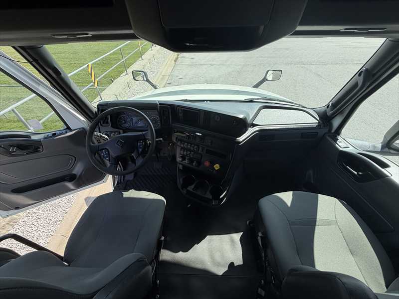 2021 International LT - image 5