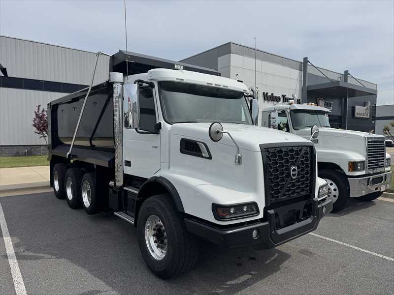 2023 Volvo  VHD84B300