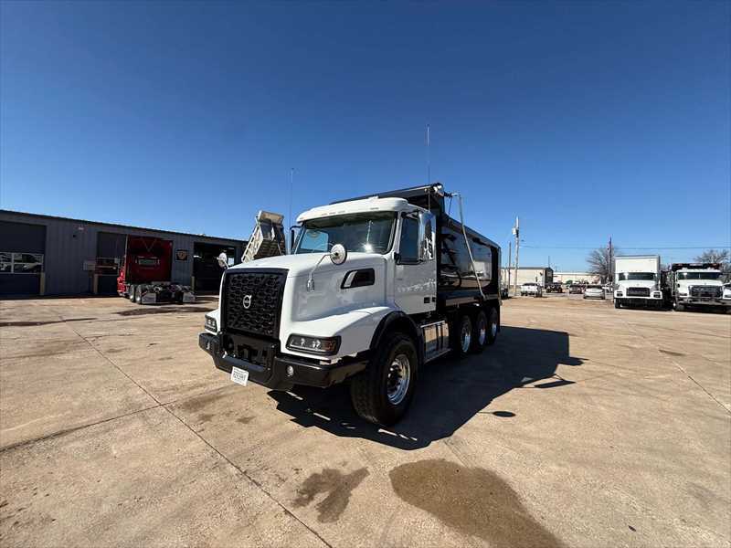 2023 Volvo  VHD84B300