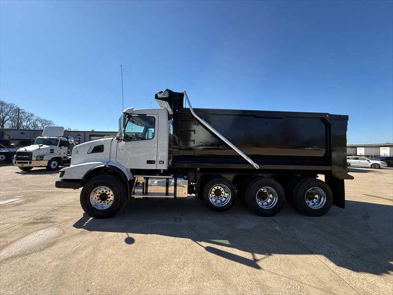 2023 Volvo  VHD84B300