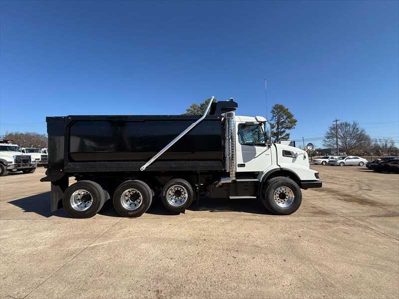 2023 Volvo  VHD84B300