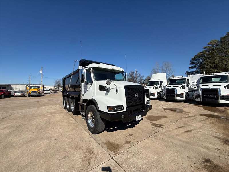 2023 Volvo  VHD84B300