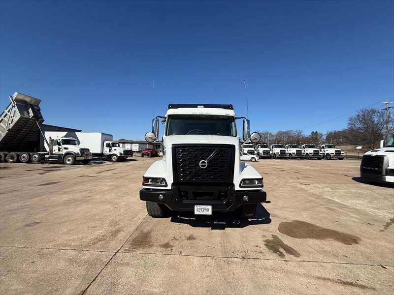 2023 Volvo  VHD84B300