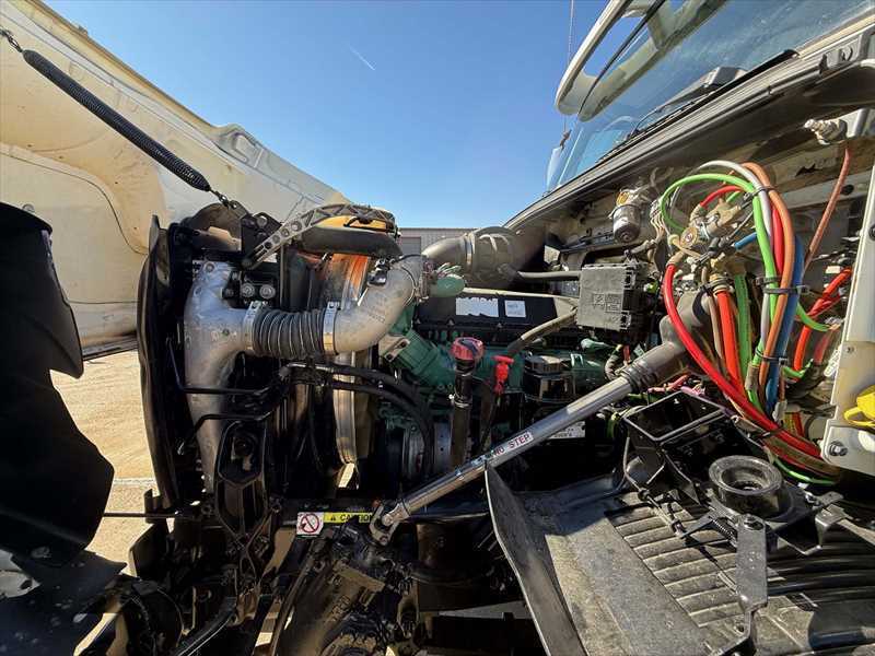 2023 Volvo  VHD84B300