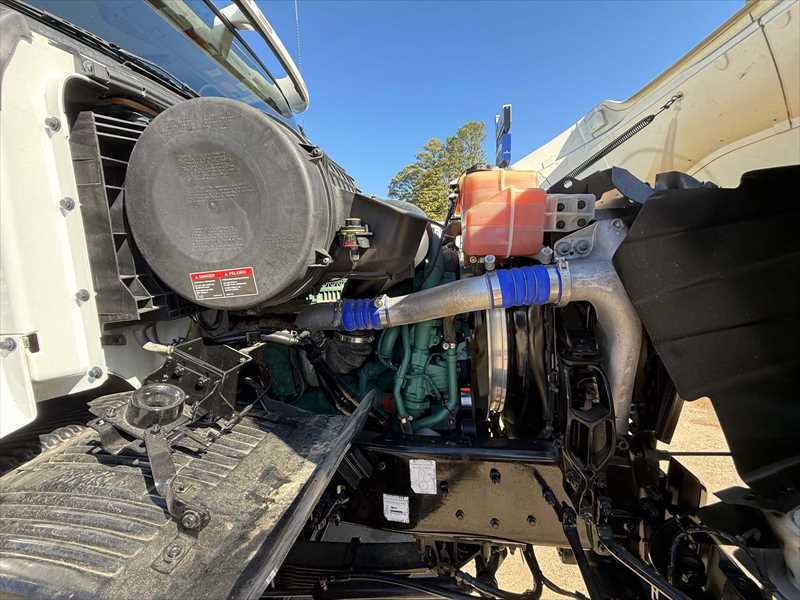 2023 Volvo  VHD84B300